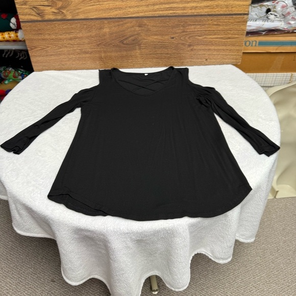 Black Sleeveless Top cold shoulder criss cross pattern on chest size small - Picture 6 of 8